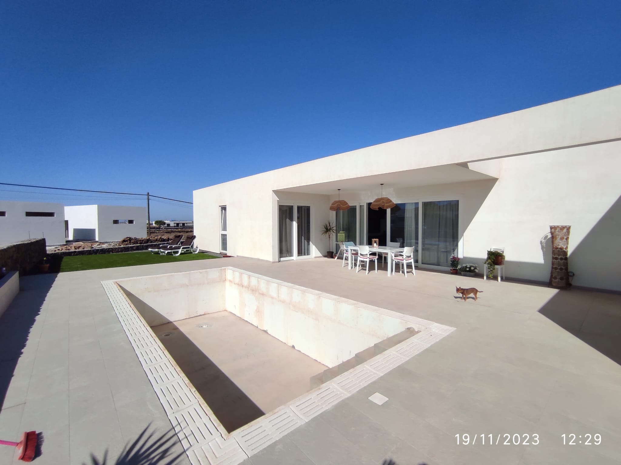 Montaje de piscina prefabricada en Lajares